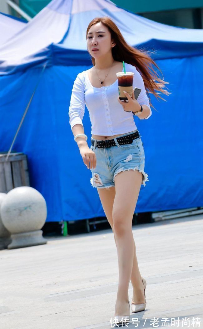 街拍:超短牛仔热裤搭配白色休闲T恤,小姐姐这算不算是大长腿呢