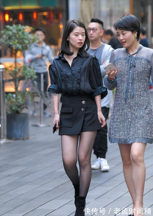 美女|街拍:美女选择羊绒短靴,搭配黑色套装,不仅保暖还增添时尚气质