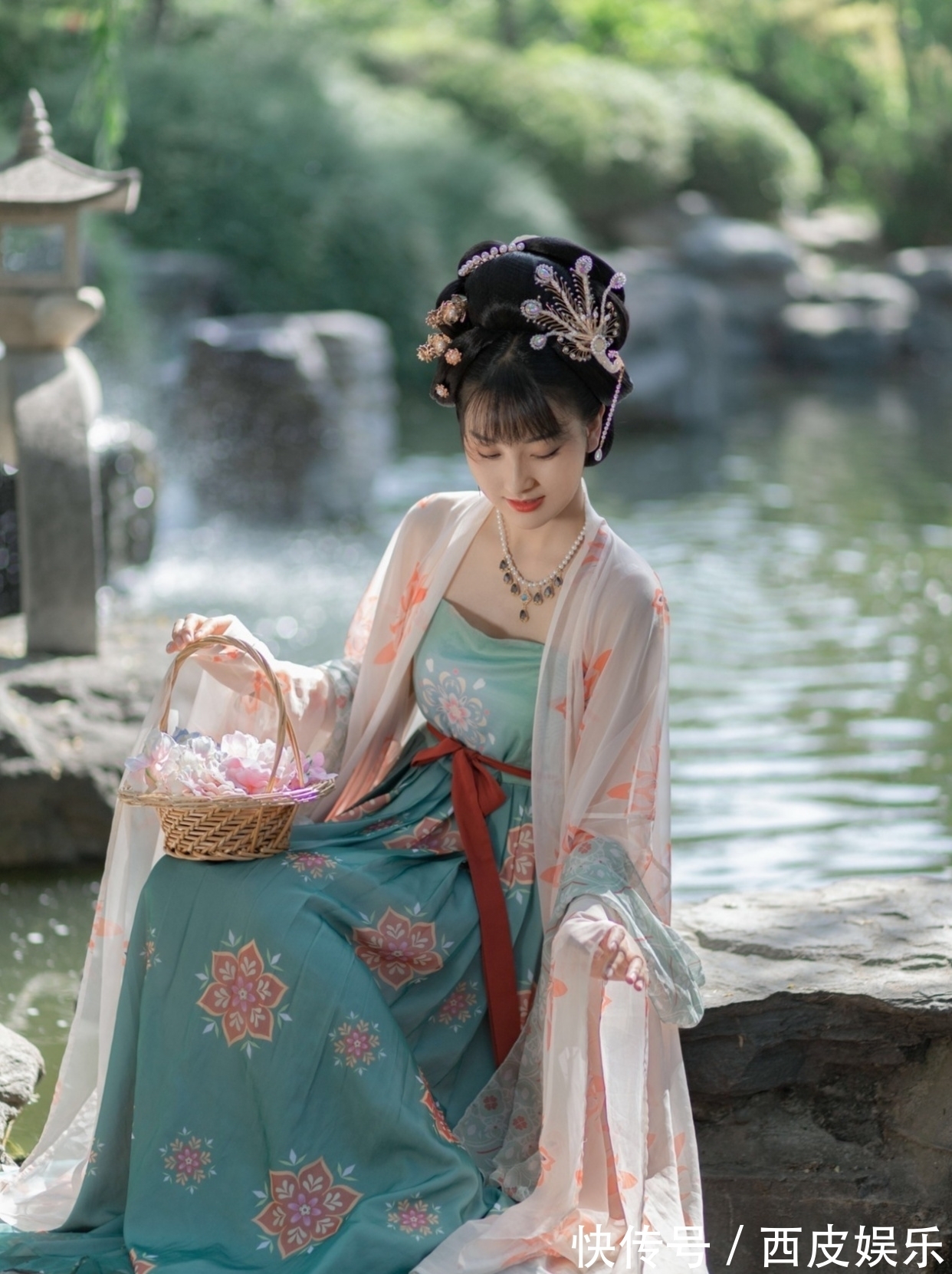 南湖|诗·十首丨一卷痴情衫袖瘦，千愁满面鬓丝燃