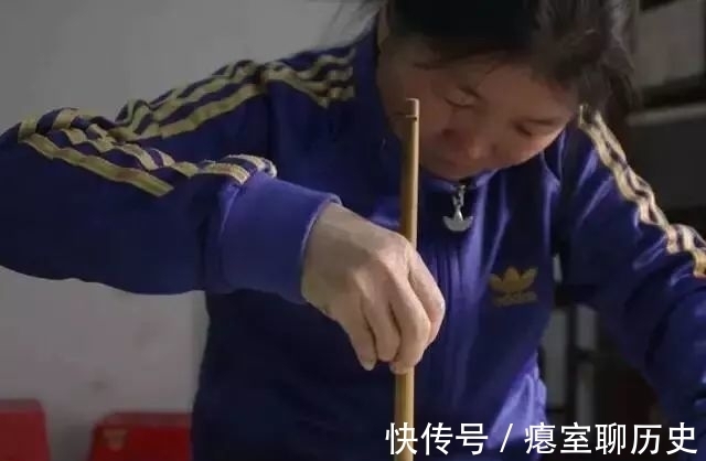 妇女@妇女坚持练字20年，写的漂亮无人懂，专家解释一语中的！