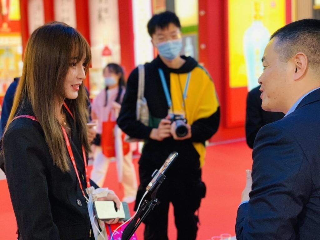 看酒|川宝看酒博VLOG⑥ | 旗袍主播、抖音网红直播“带酒”足不出户可看300款酒