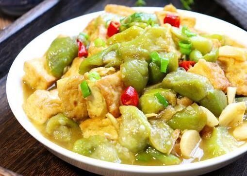 豆腐|豆腐如此做太好吃了，不炒不油炸，加3根丝瓜，出锅比红烧还香