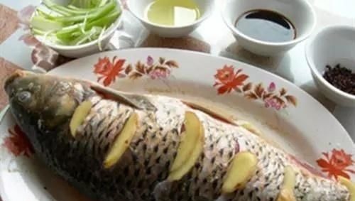 蒸鱼时，有人放盐也有人放酱油，酒店大厨：都错了！难怪鱼肉不鲜