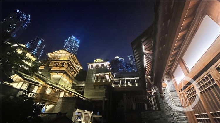 母城|以光绘山城！十八梯开启“夜景模式”