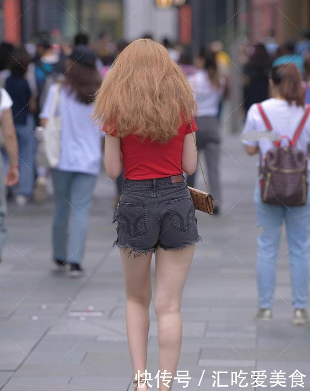 违和感|瑜伽裤承载时尚美女的气质，丝毫没有违和感，超有气质