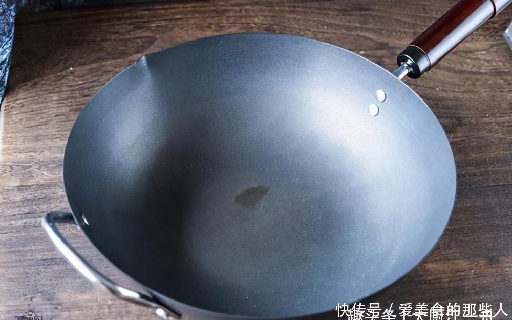  新铁锅千万别直接用火烧，教你正确开锅方法，铁锅不粘也不生锈