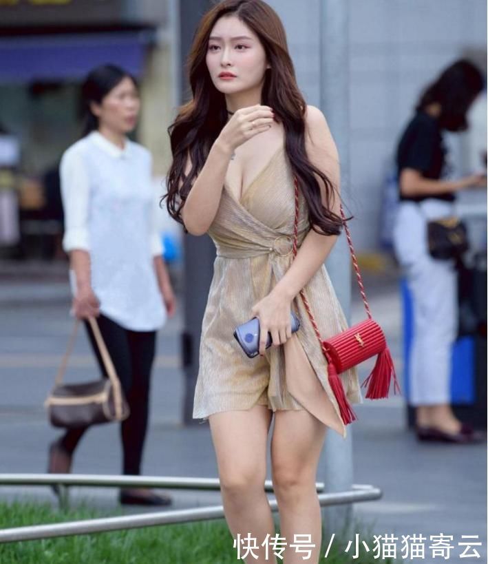 街拍有点微胖的美女,一件短裙的搭配,尽显性感女人味