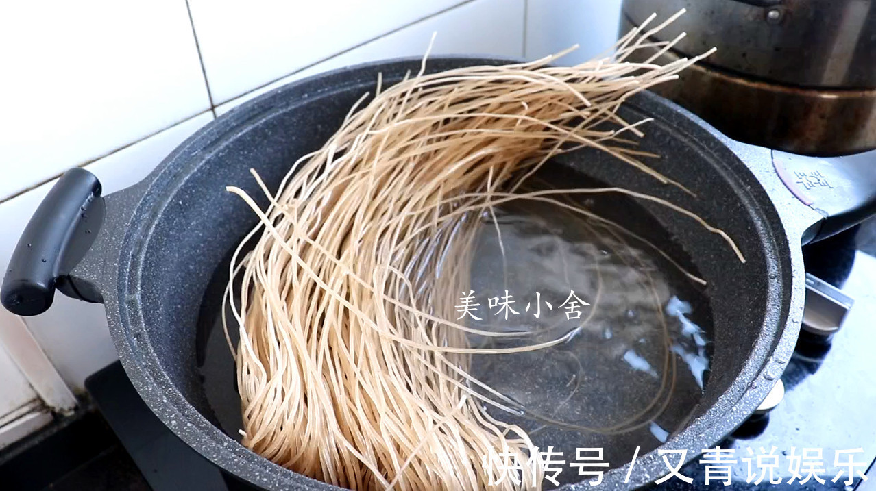 猪肉和粉条别再乱炖了,教你个农村特色吃法,一做一大盆不够吃