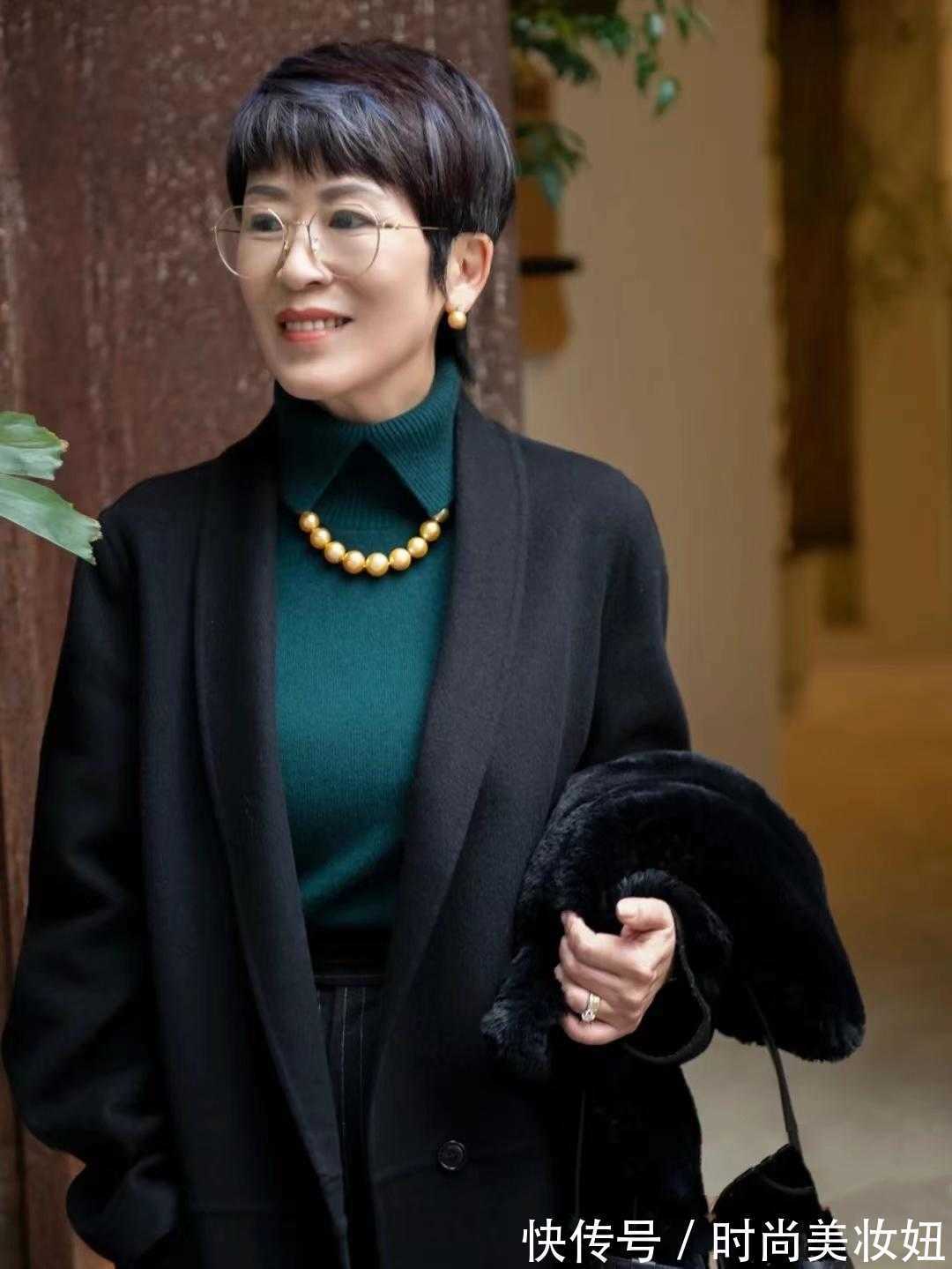 搭配|这位60岁奶奶太时髦了,穿搭简约高级显气质,比年轻人会穿