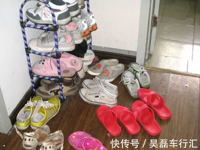 门口鞋子多很脏乱？媳妇一个笨招，三二下就收拾得干净还不占地