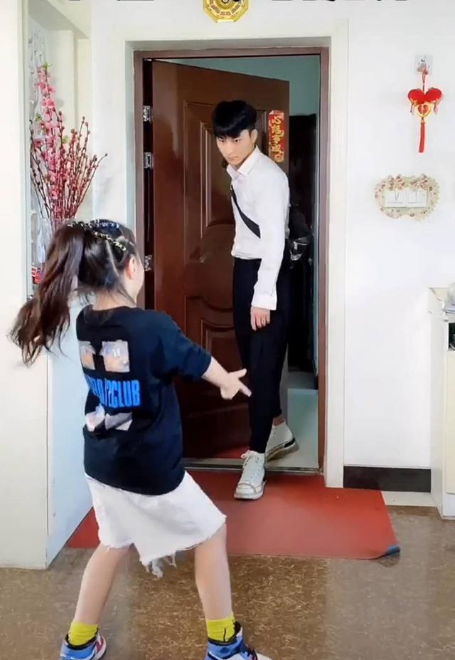 明天会更好|哥哥下班回家,妹妹“尬舞”相迎,哥哥扭动身子那一刻网友笑翻