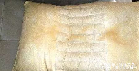 枕头套用久了,发黄难清洁别急着扔教你一招,枕头洁白如新