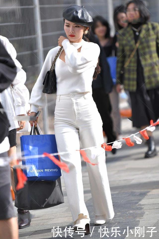 苗条美女的时尚造型,高领打底衫搭配白色牛仔裤,穿出圆润身材