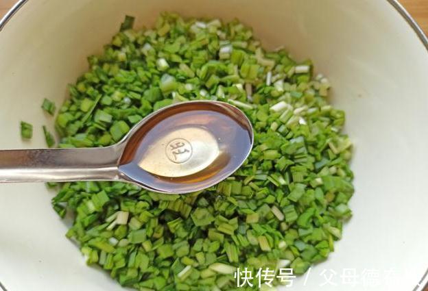 调韭菜鸡蛋馅，牢记“3不放”，饺子鲜嫩又翠绿，好吃过瘾！