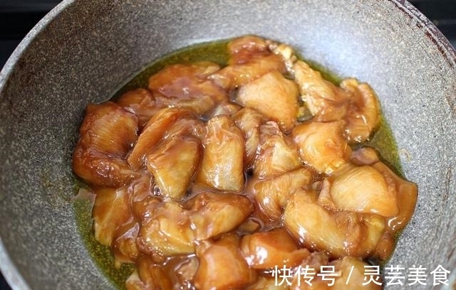蒸鱼豉油|只会水煮鸡胸肉？加点蚝油配香菇，鲜嫩还下饭