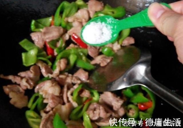 淀粉|炒肉时,别再用淀粉腌制了,改用“它”,肉更香更嫩滑