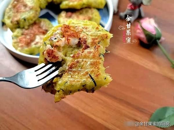 鲜香|末伏烙饼吃，将这食材擦丝加粉再加点虾仁，煎一煎软糯鲜香，赞