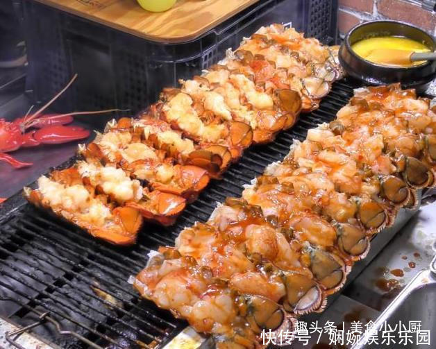 摆摊|40岁大叔摆摊卖“天价烧烤”50元1份,每天卖300份,客人闻香而来