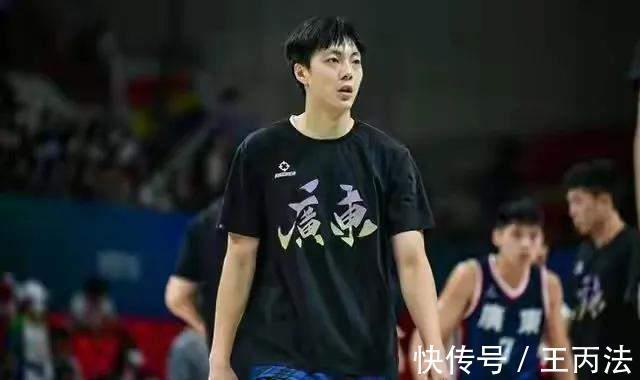 易建联|胡明轩步郭艾伦易建联后尘!球迷“群起而攻之”的背后,喜忧参半