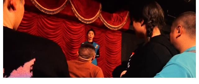 金岩演出被观众打了?非也!这是相声演员在讽刺脱口秀