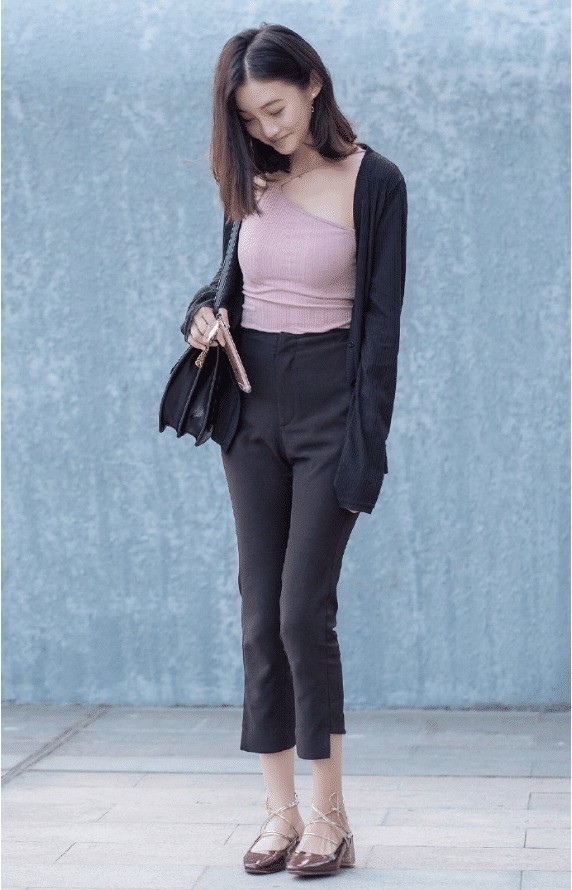 街拍：奶奶式的绑带鞋，显脚瘦就罢了，让人丝毫没有抵抗力