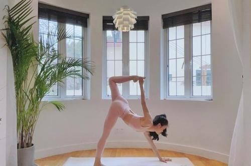 两只手|这种身材,一看就喜欢上了,想拥有她同款?每天坚持3个瑜伽动作