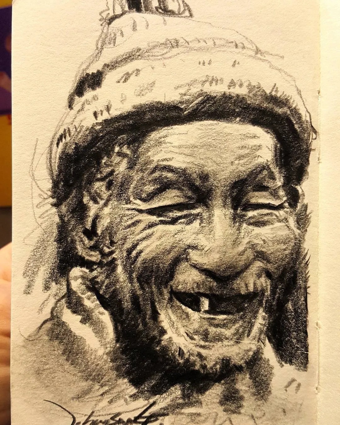 小孩童$画皮画骨难画魂,他用木炭条把肖像画活了