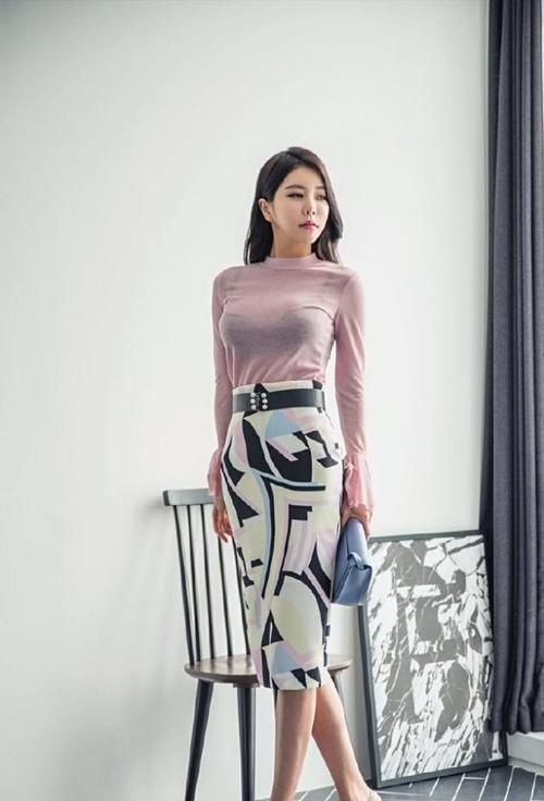 街拍小姐姐半身裙的美加上几何的美妙绝伦,夺人目光