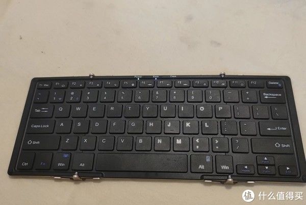 博哥|垃圾佬的垃圾日常 篇六：本次地摊拾遗简记，手办、外接键盘、扩展坞、折叠键盘、2t硬盘