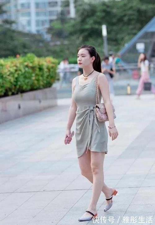 时尚|红色格子花纹的吊带连衣裙，非常复古时尚，美丽动人