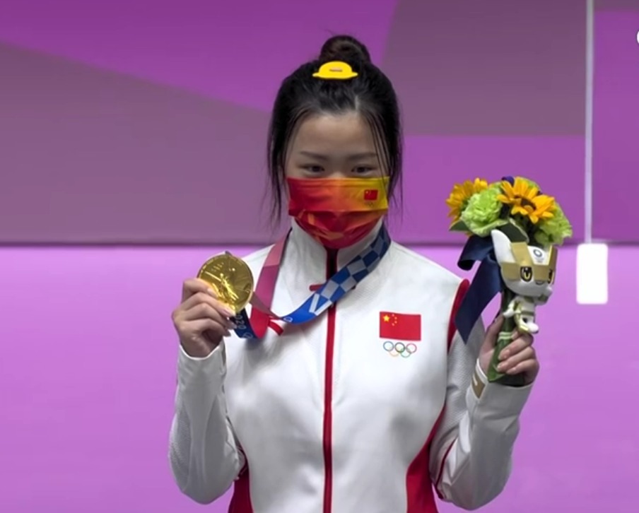 国歌|升国旗奏国歌!杨倩在颁奖典礼终于笑了,高唱国歌,比心动作大亮