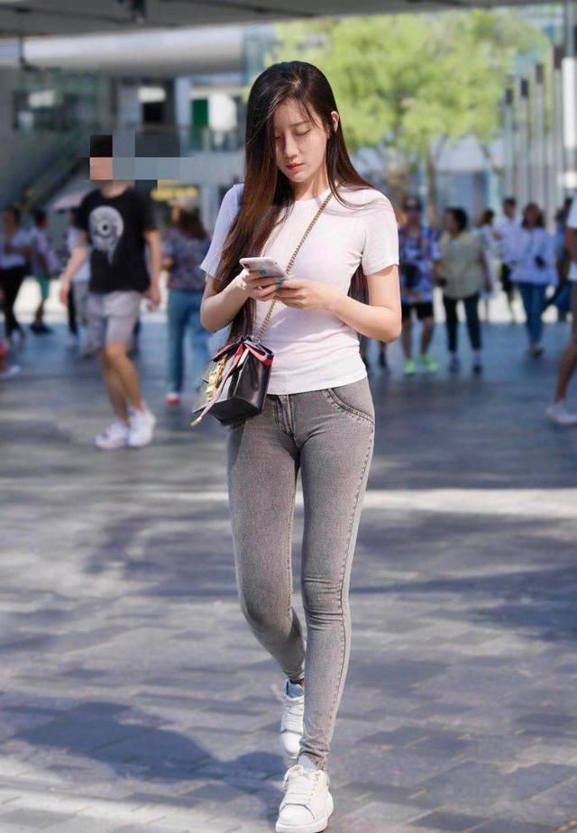 纯白色修身T恤搭配紧身牛仔裤，简单大方又不失优雅，显高又显瘦