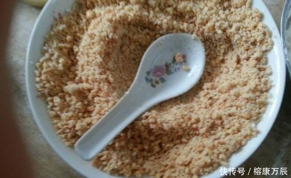  花卉|养花不会施肥？换盆时将“它”埋土里，一年不用施肥，花卉长满盆