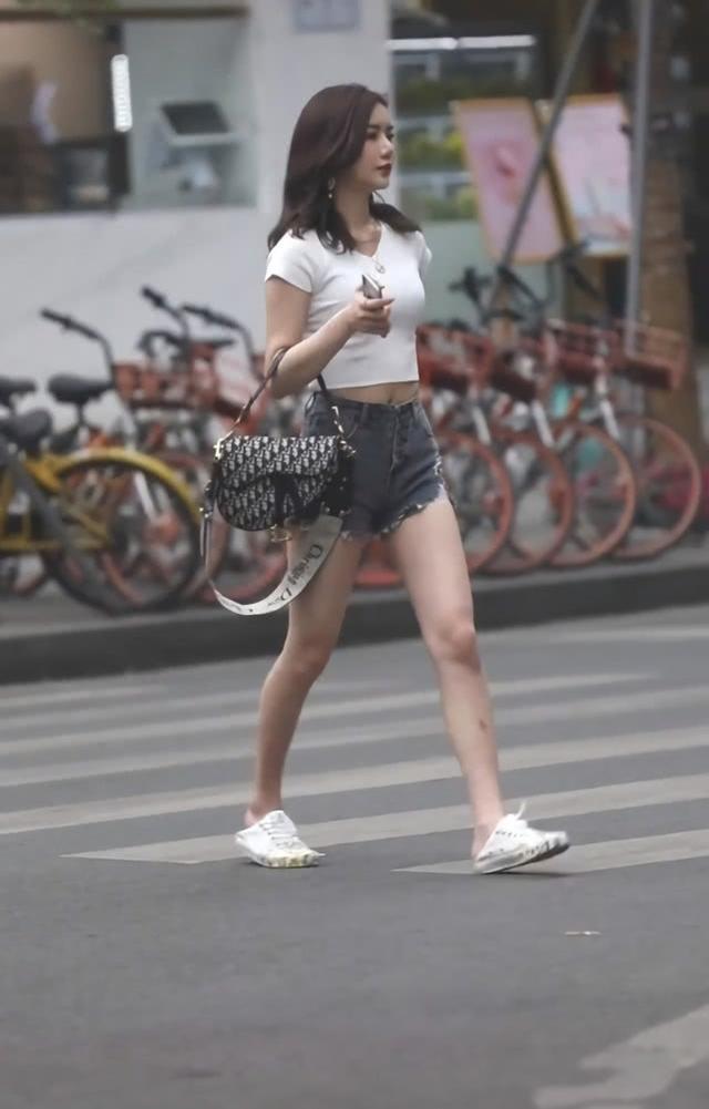 裙子|街拍小姐姐一件白衬衫搭配黑色百褶裙,显得清纯可人