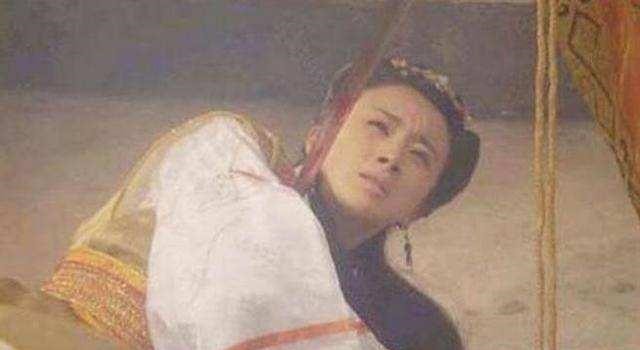 千险!金庸在小说里将她美化, 现实中她却凄惨无比, 死时还怀着身孕