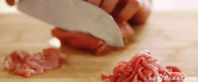 炒肉丝时,牢记不要直接下锅炒,教您一招,肉丝又嫩又香又入味