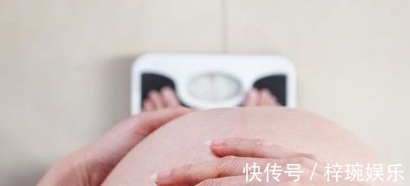羊水|为什么有的孕妇显怀时间比较晚?可能这4个原因比较“关键”