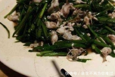 头发|女子菜里发现头发,要求饭店赔偿,到厨房看到厨师后瞬间尴尬了