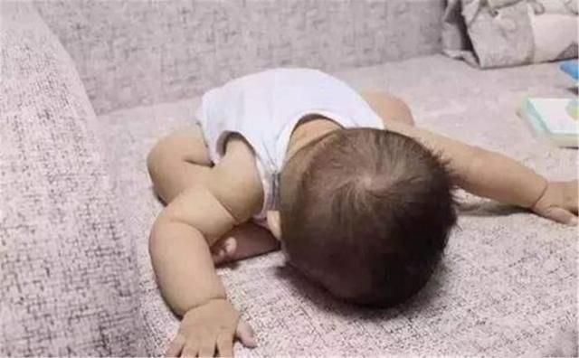 爸妈|宝宝因“睡姿”意外走红,睡着也有称霸舞林的气势,网友笑声一片