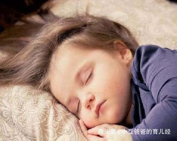 钙片|孩子一睡觉就出汗,是身体虚弱还是缺钙父母记住3个“关键词”