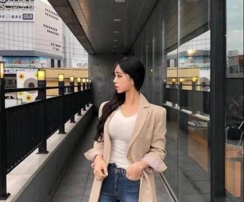 少妇|气质少妇，酷爱穿紧身牛仔裤，展现美好曲线！