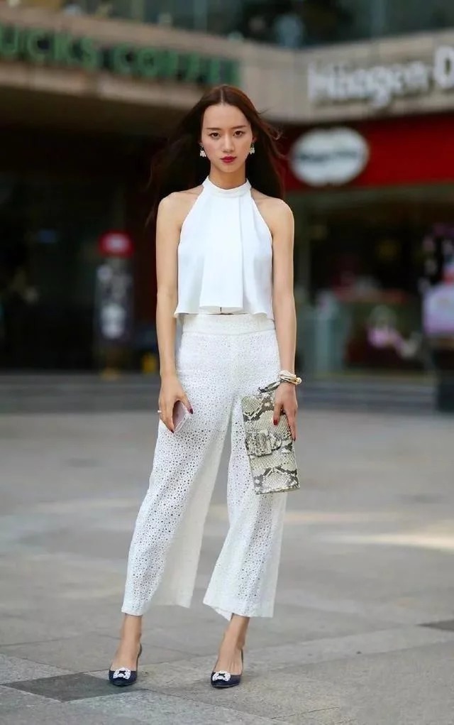 街拍:瑰姿艳逸的美女,黑色的吊带连体裤,时尚唯美好身材