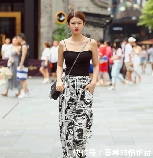 潇洒|街拍美女:身材高挑的小姐姐,简单搭配吊带裙,充满潇洒活力!