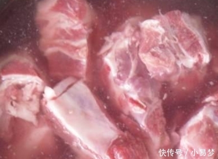 反复提醒,炖排骨切记不能先焯水,牢记这2步,排骨鲜嫩无腥味