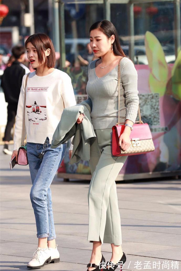 针织衫 街拍:少妇的身材就是得穿高跟鞋,才显韵味