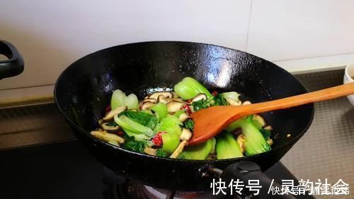 青菜|炒青菜时要牢记“5要点”,炒的青菜叶子翠绿不发黄,又脆又好吃