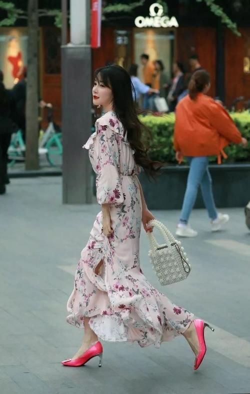 美女脚上搭配一双透明元素的高跟半拖鞋，清纯可人，美的无懈可击