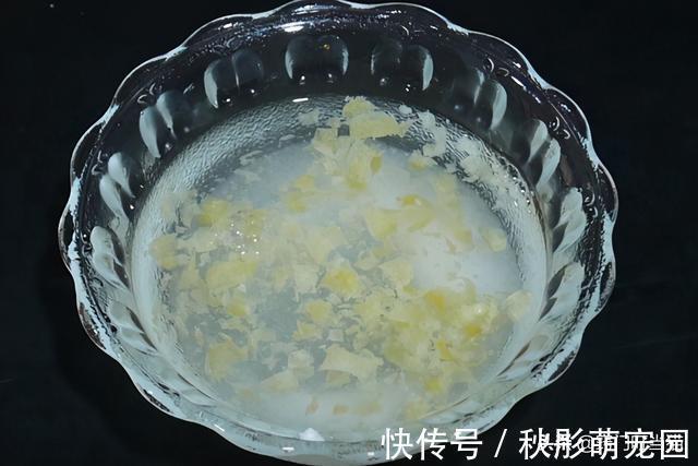 妙招|洗床单时,在洗衣机里倒一碗“水”,再脏的床单也能洗得干净如新