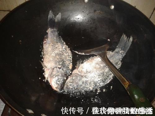 不管煎啥鱼，直接下锅就“废了”，掌握4个妙招，不破皮又鲜香