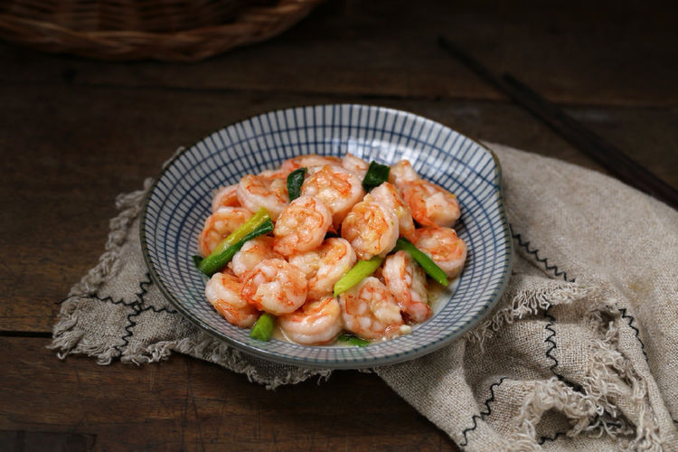 小技巧|掌握三个小技巧，教你一道美味的虾仁做法，学会做给家人吃